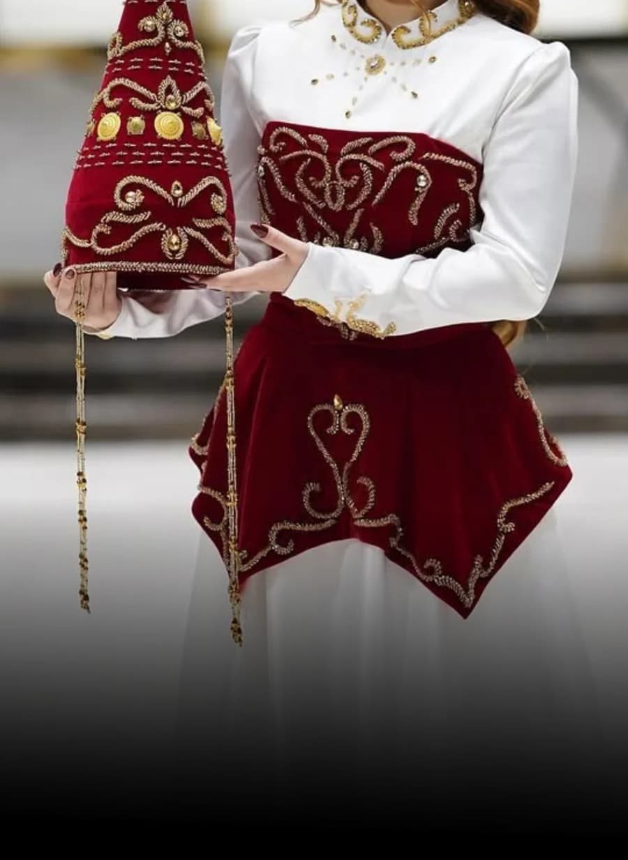 Улуттук кийимдеги кыз